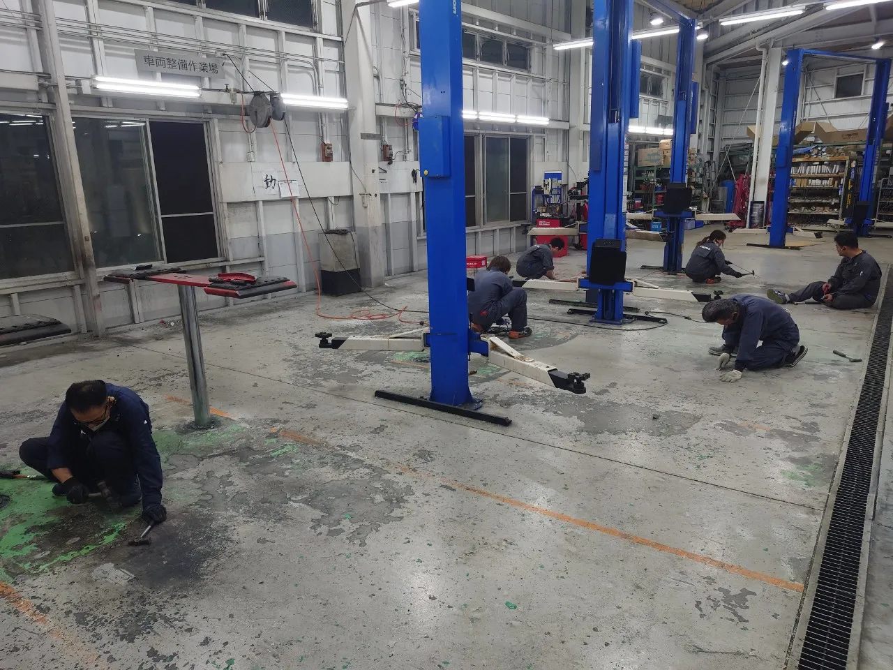 【整備工場の床を塗り直しました✨】