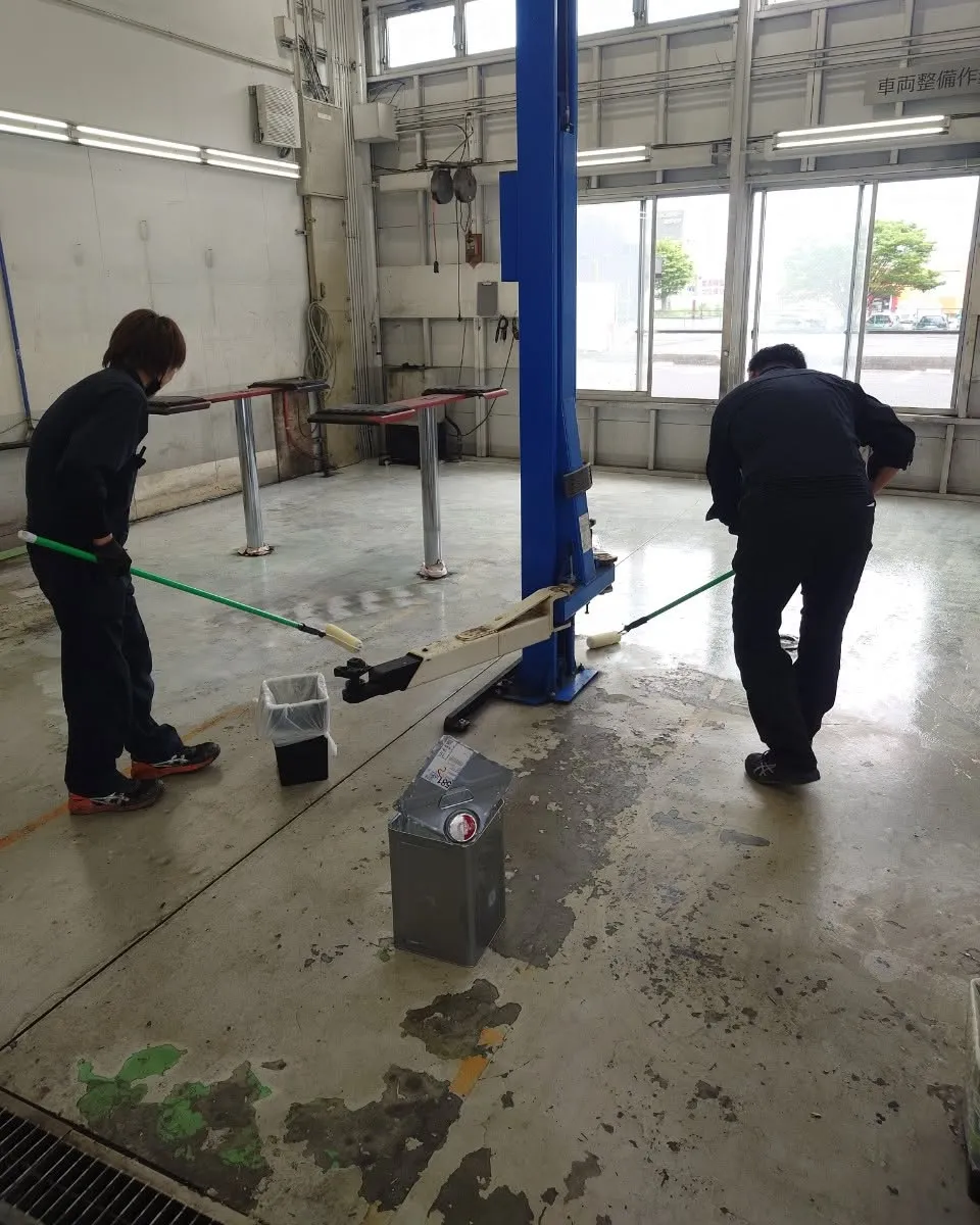 【整備工場の床を塗り直しました✨】