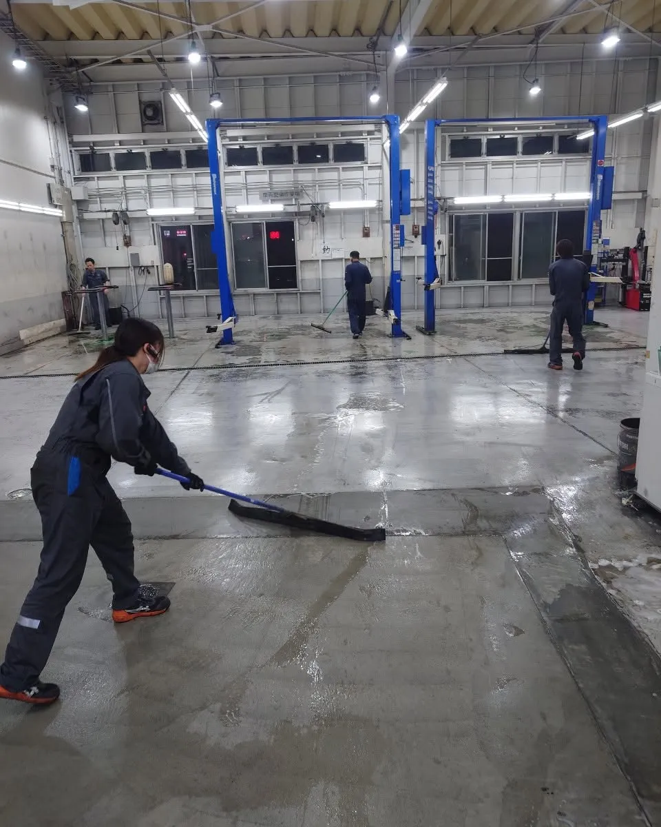 【整備工場の床を塗り直しました✨】
