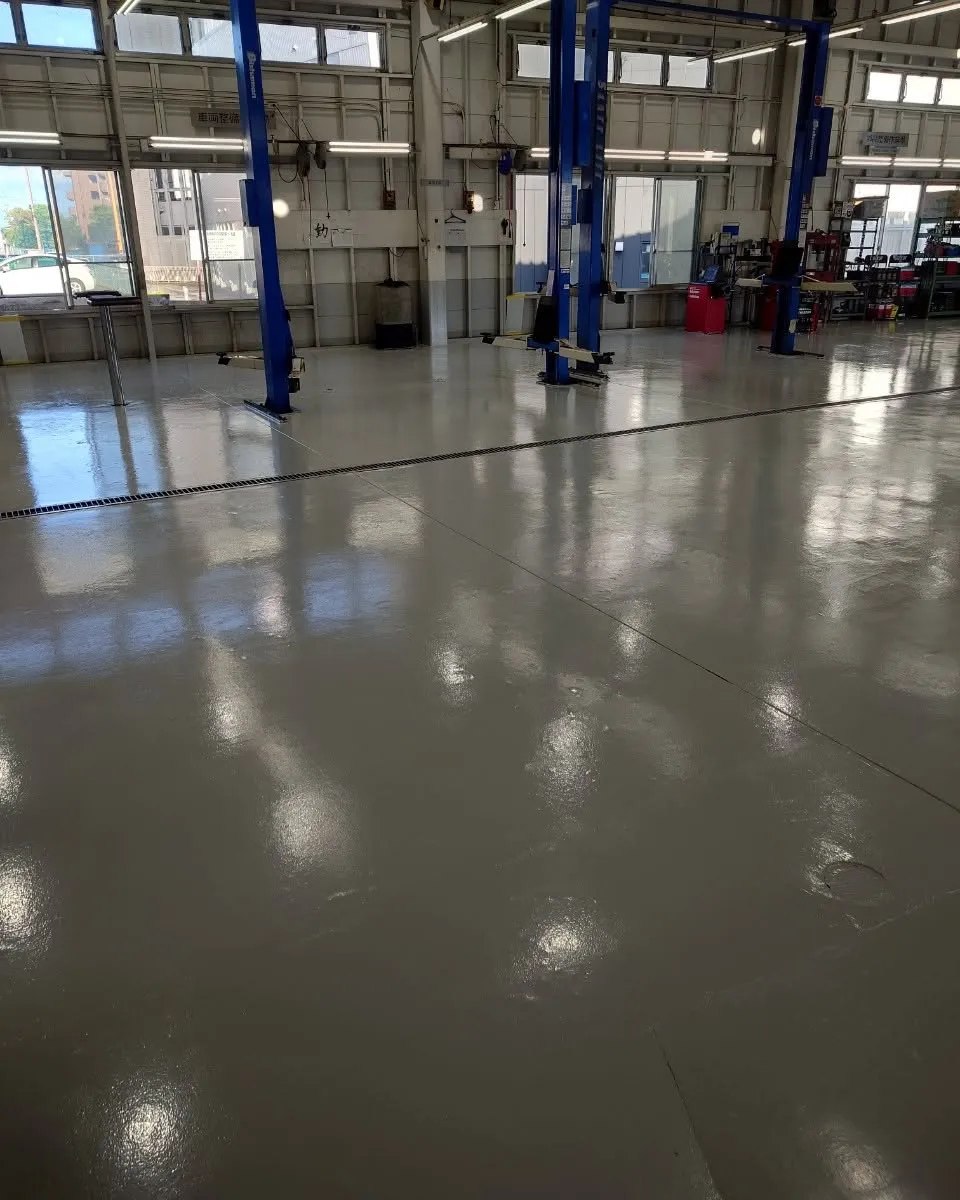 【整備工場の床を塗り直しました✨】