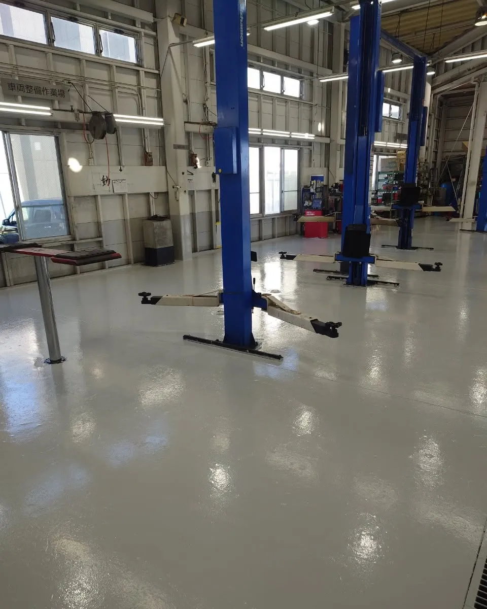 【整備工場の床を塗り直しました✨】