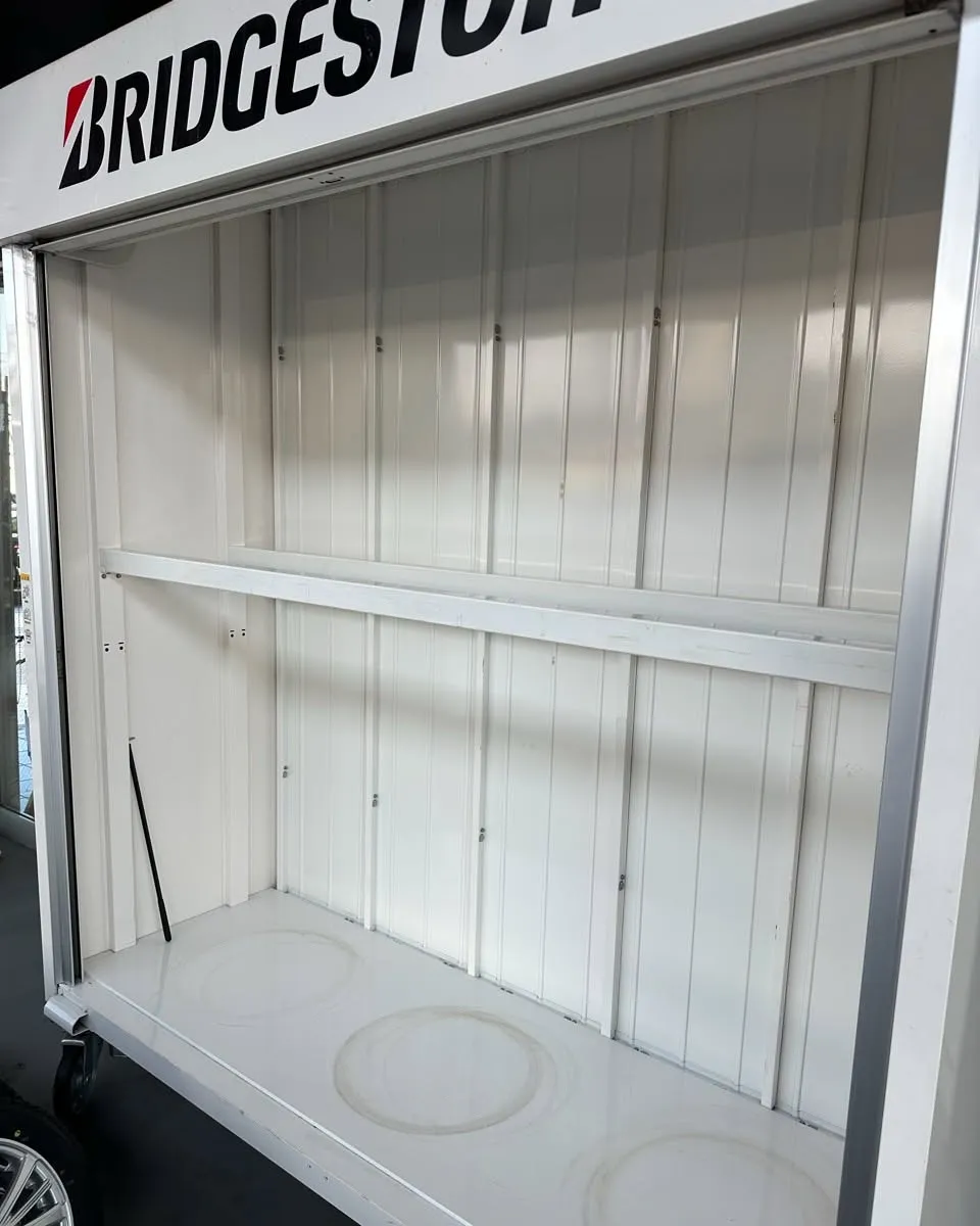 ✨ タイヤラック清掃＆展示準備完了！✨